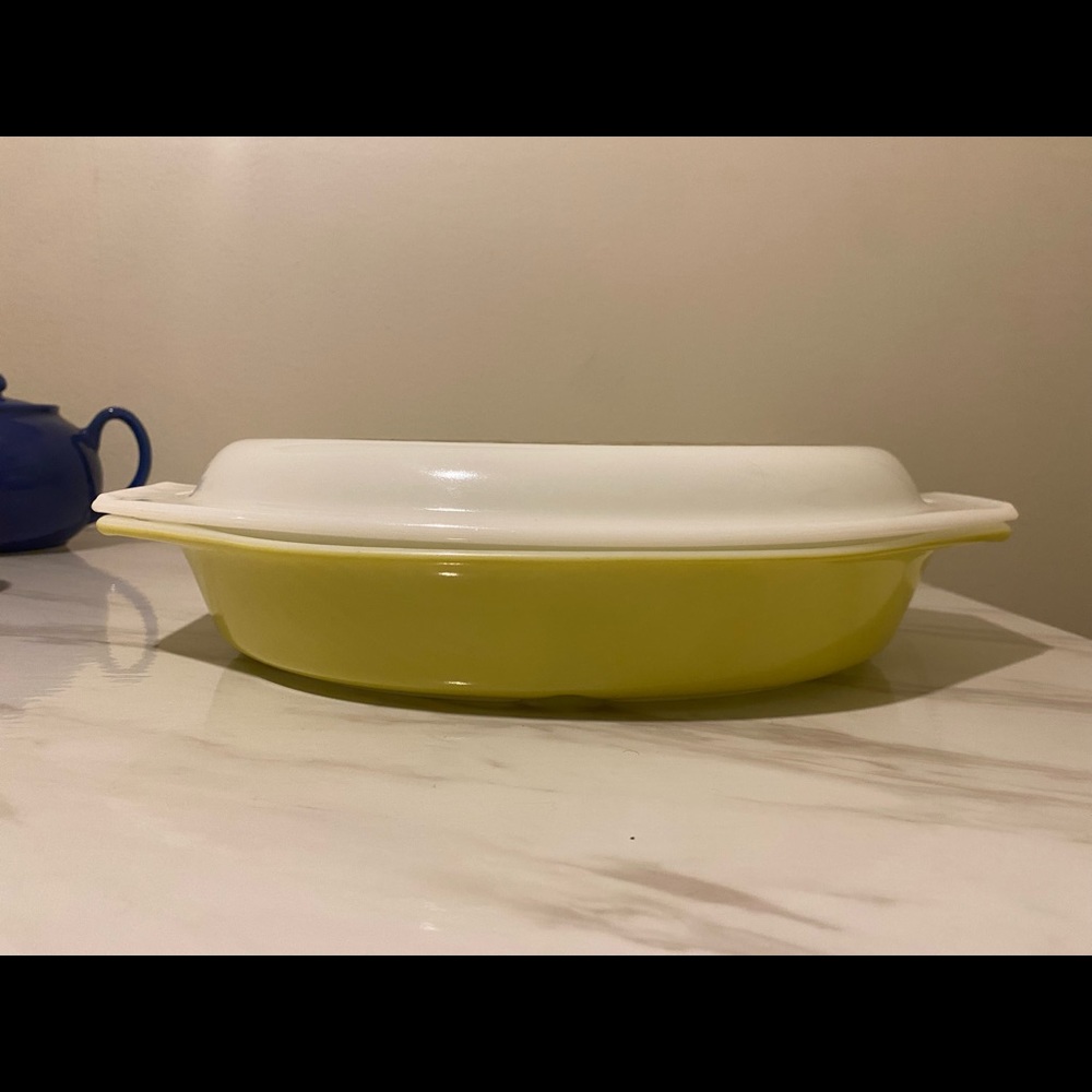 Pyrex serving dish, yellow, 2 sections